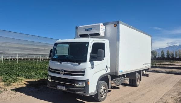 VIANSA refrigerated logistics truck.